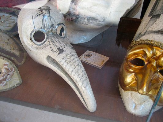 Flickr: Tracy, https://www.flickr.com/photos/tracyelaine/3264042469/ – Medico Della Peste - Masque